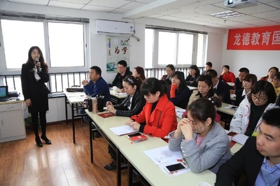 融合國學(xué)智慧與作文創(chuàng)新——龍德教育《華銘國學(xué)》與《晶睿作文》項目推介會